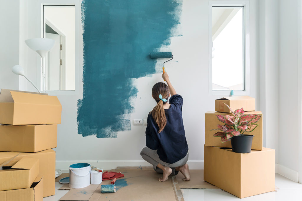 Home DIY kneeling painting interior wall 